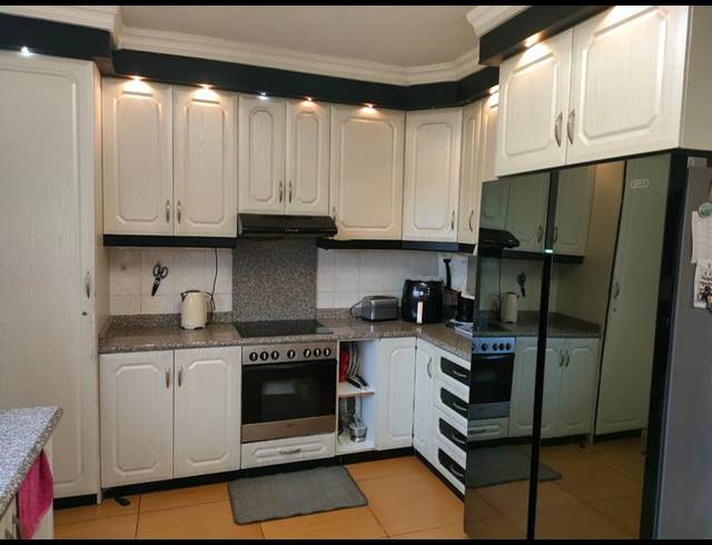 3 BEDROOM TOWNHOUSE FOR SALE IN ESCOMBE